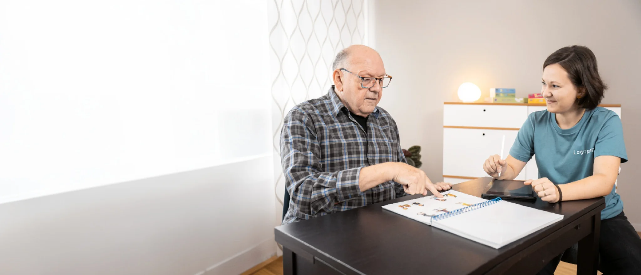 Ein Mann mit einer Logopädin